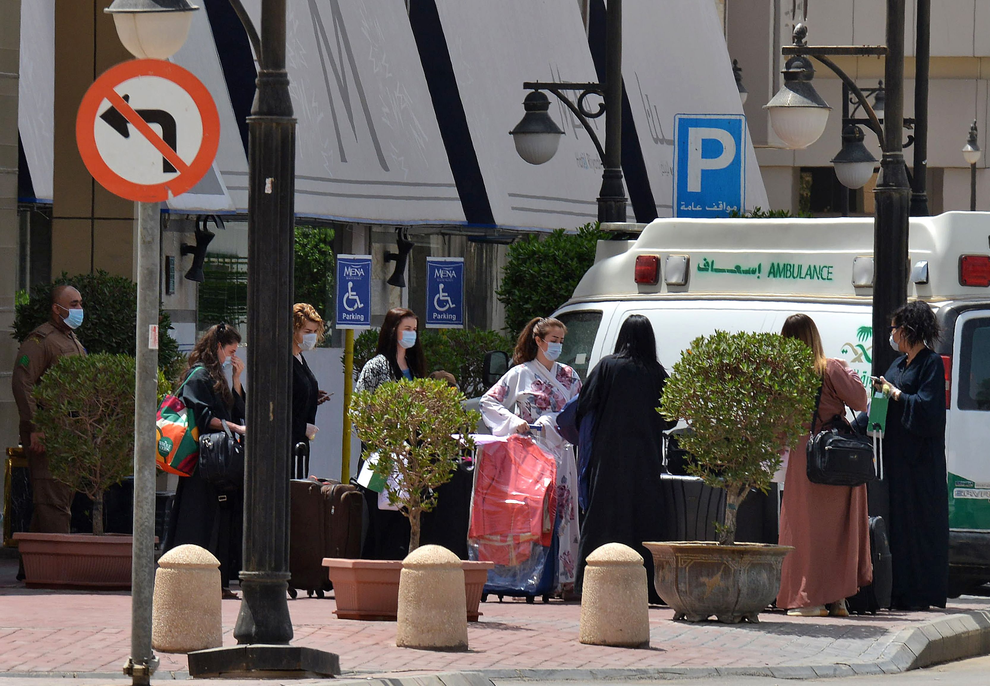 Tamu meninggalkan sebuah hotel di Riyadh, Arab Saudi.