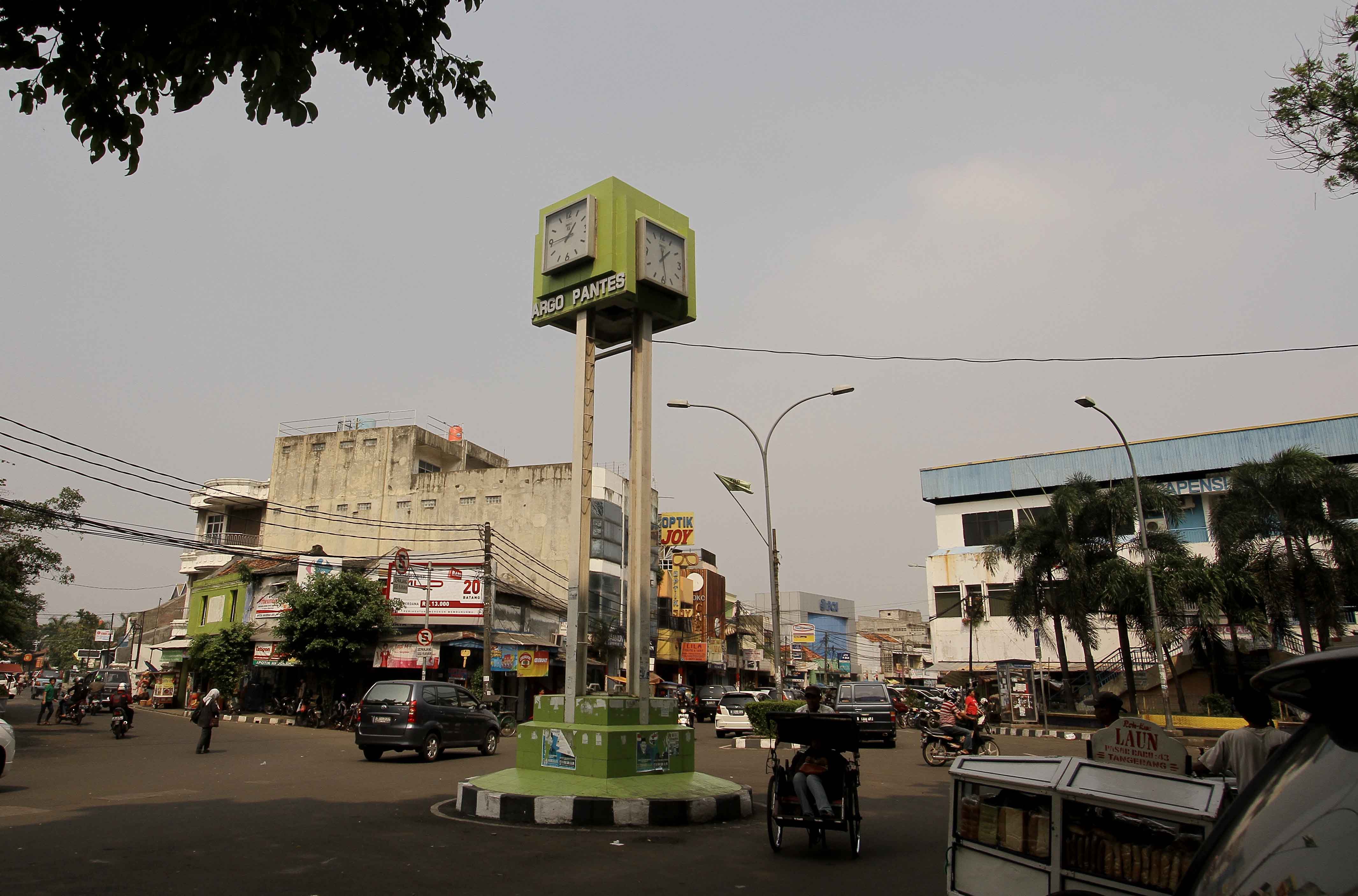 Tugu Jam yang berada di Pasar Anyar Tangerang, Banten, Rabu (21/5).