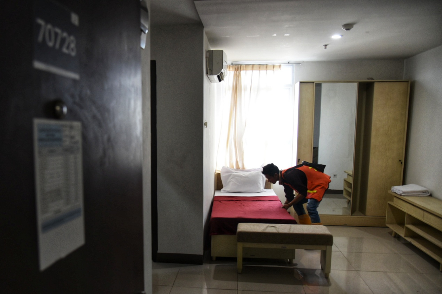 Petugas sedang mempersiapkan alat medis di Rumah Sakit Darurat Covid-19 Wisma Atlet, Kemayoran, Jakarta Pusat.