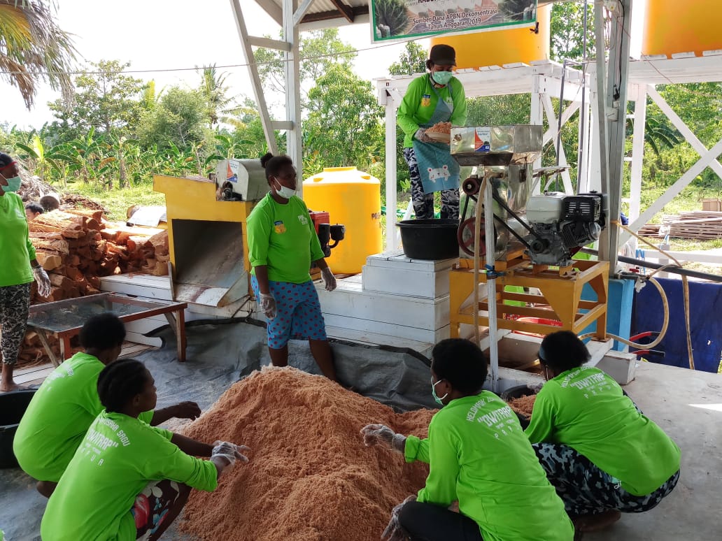 Petani  tengah mengolah sagu di Kabupaten Merauke, Papua.  