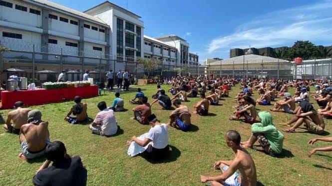 Ribuan Napi dan titipan tahanan berjemur di lapangan  Rutan Cilodong, Kota Depok lawan Civid-19  Rabu (1/4)