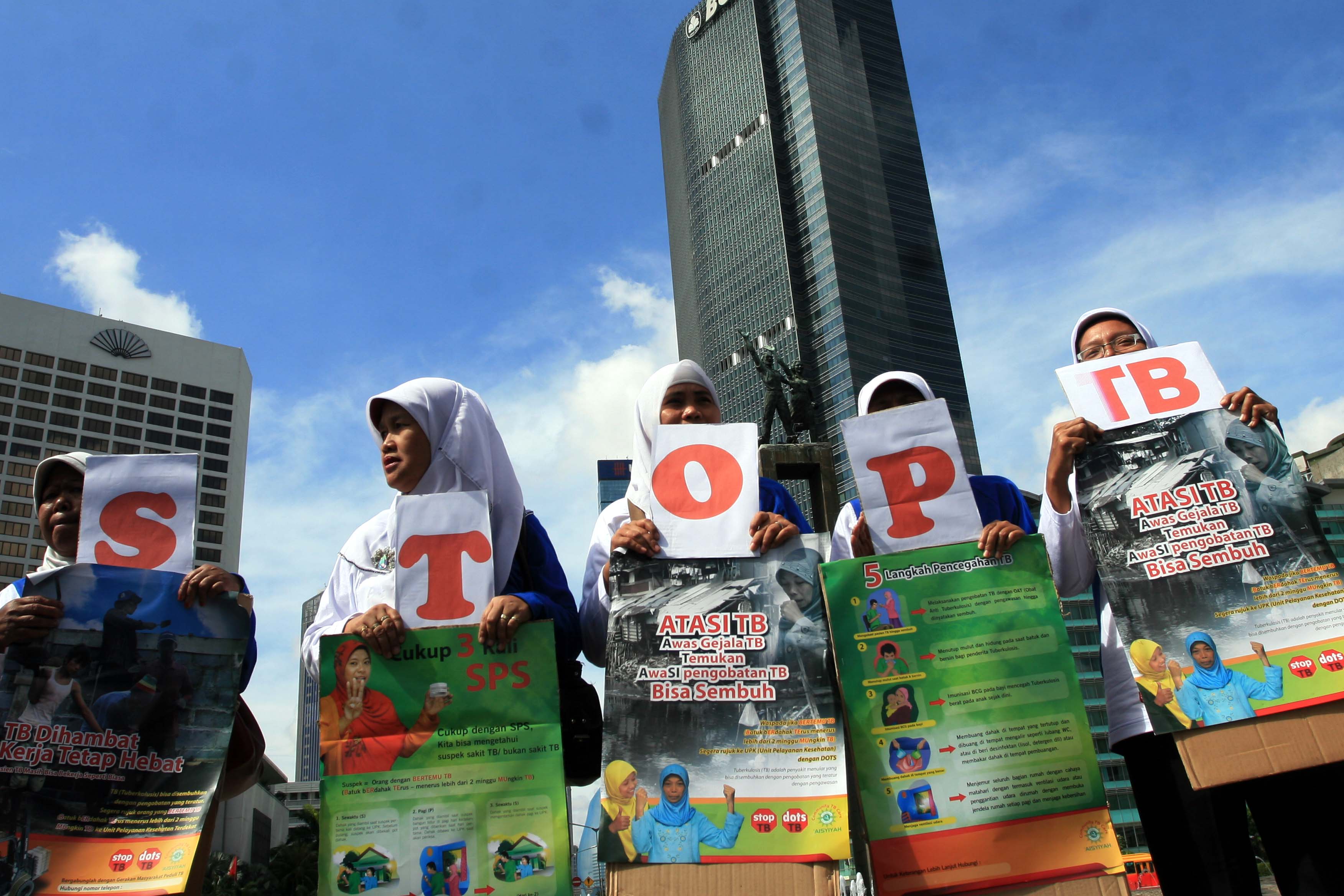 Kampanye melawan penyakit Tuberkulosis (TBC) di Bundaran HI, Jakarta.