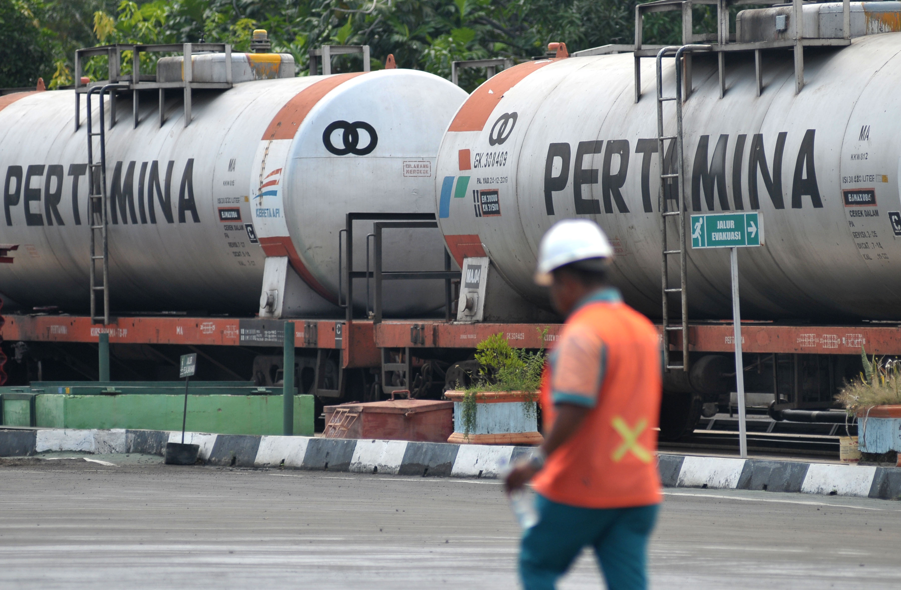 Kereta pengangkut barang, seperti BBM, semen dan parcel diizinkan beroperasi selama larangan mudik.