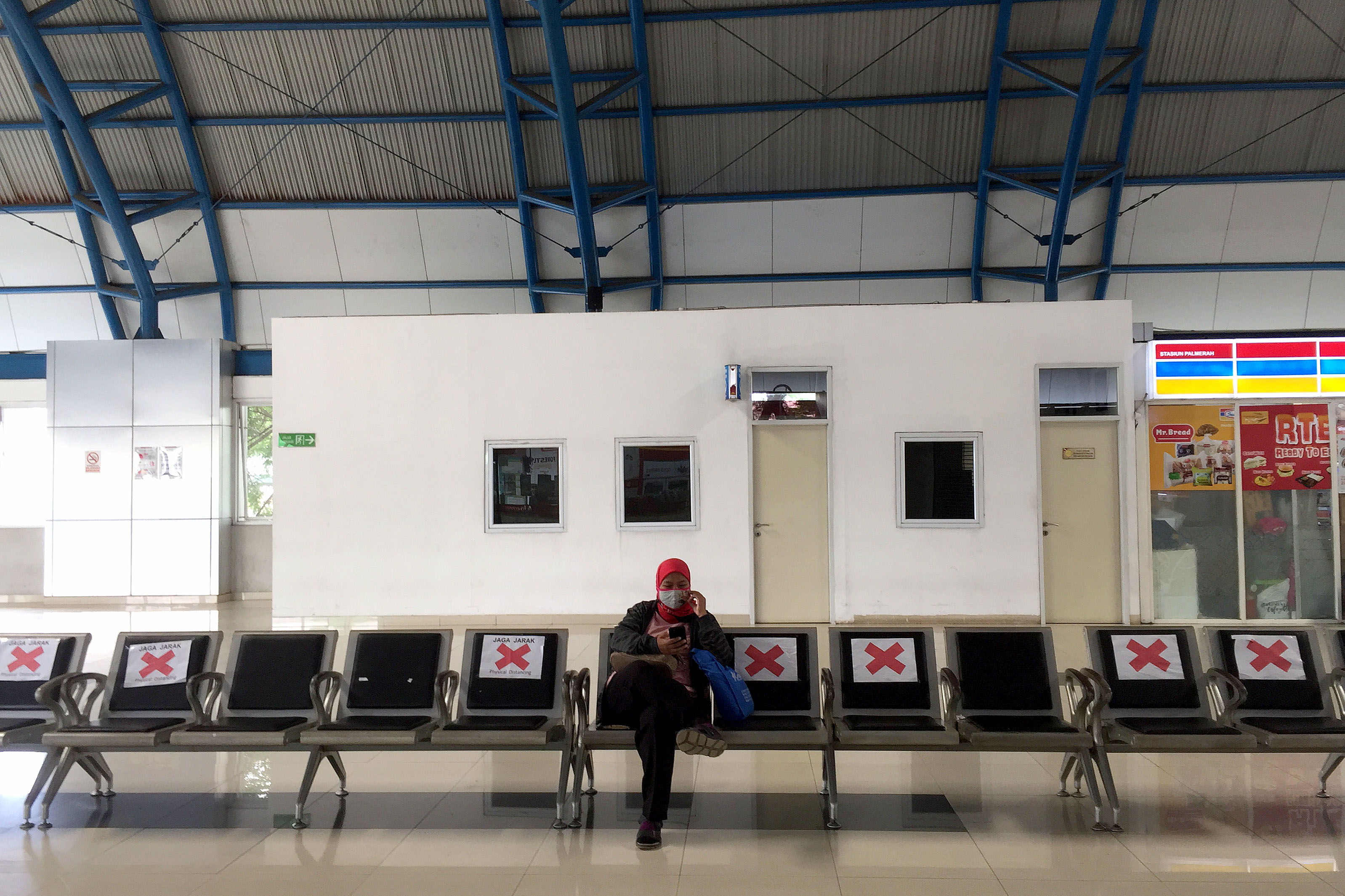 Suasana di Stasiun Palmerah Jakarta pada 2 April 2020