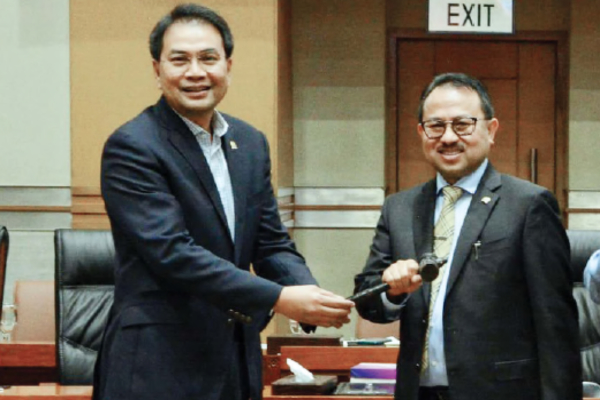 Wakil Ketua DPR RI Koordinator Bidang Politik dan Keamanan Azis Syamsuddin dan Pangeran Khairul Saleh di Ruang Komisi III, kompleks parlemen