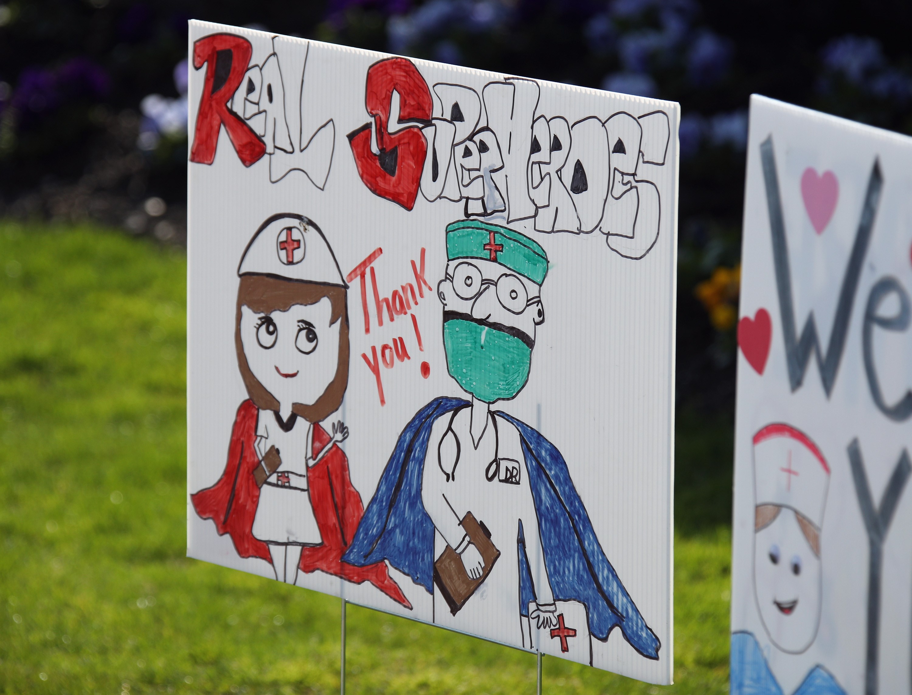 Spanduk dukungan bagi tim medis dipasang di luar sebuah rumah sakit di New York, Amerika Serikat.