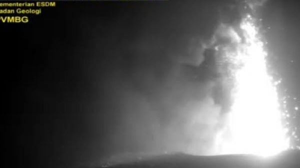 Aktivitas Gunung Anak Krakatau pada Sabtu dini hari (12/4)