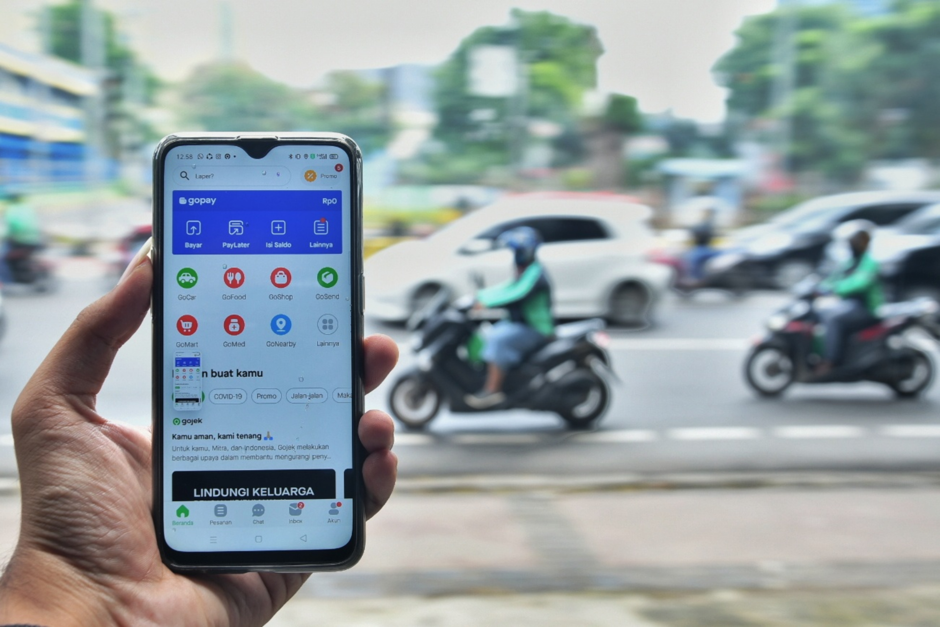 Pengemudi ojek online menunjukan hilangnya layanan penumpang pada aplikasi di kawasan Gunung Sahari, Jakarta, Jumat (10/4).