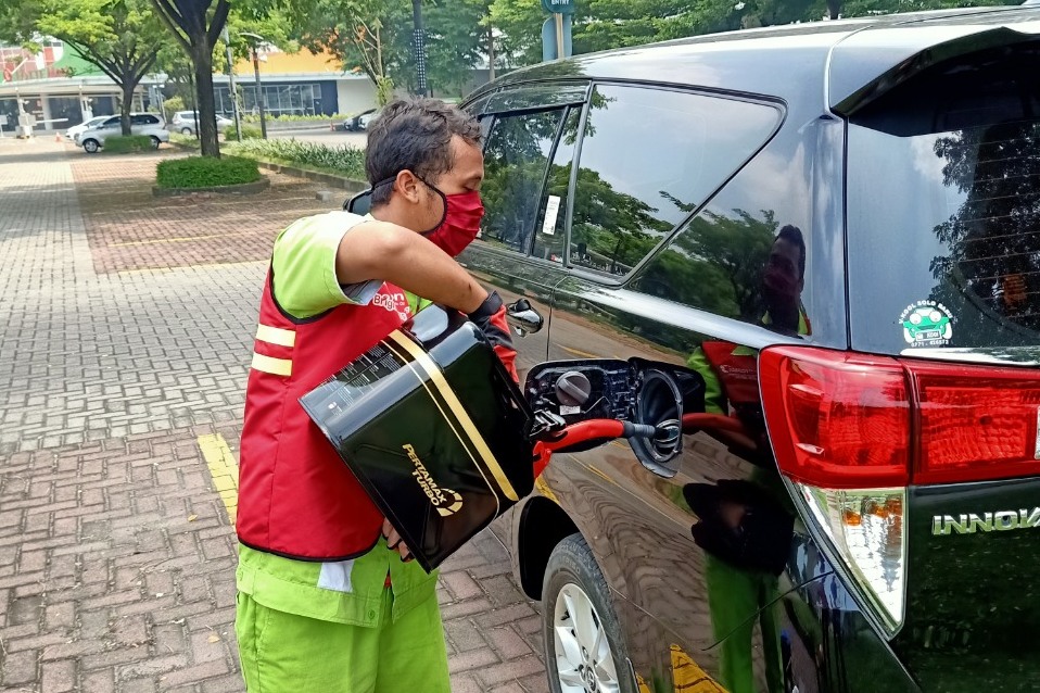 Petugas Pertamina Delivery Service