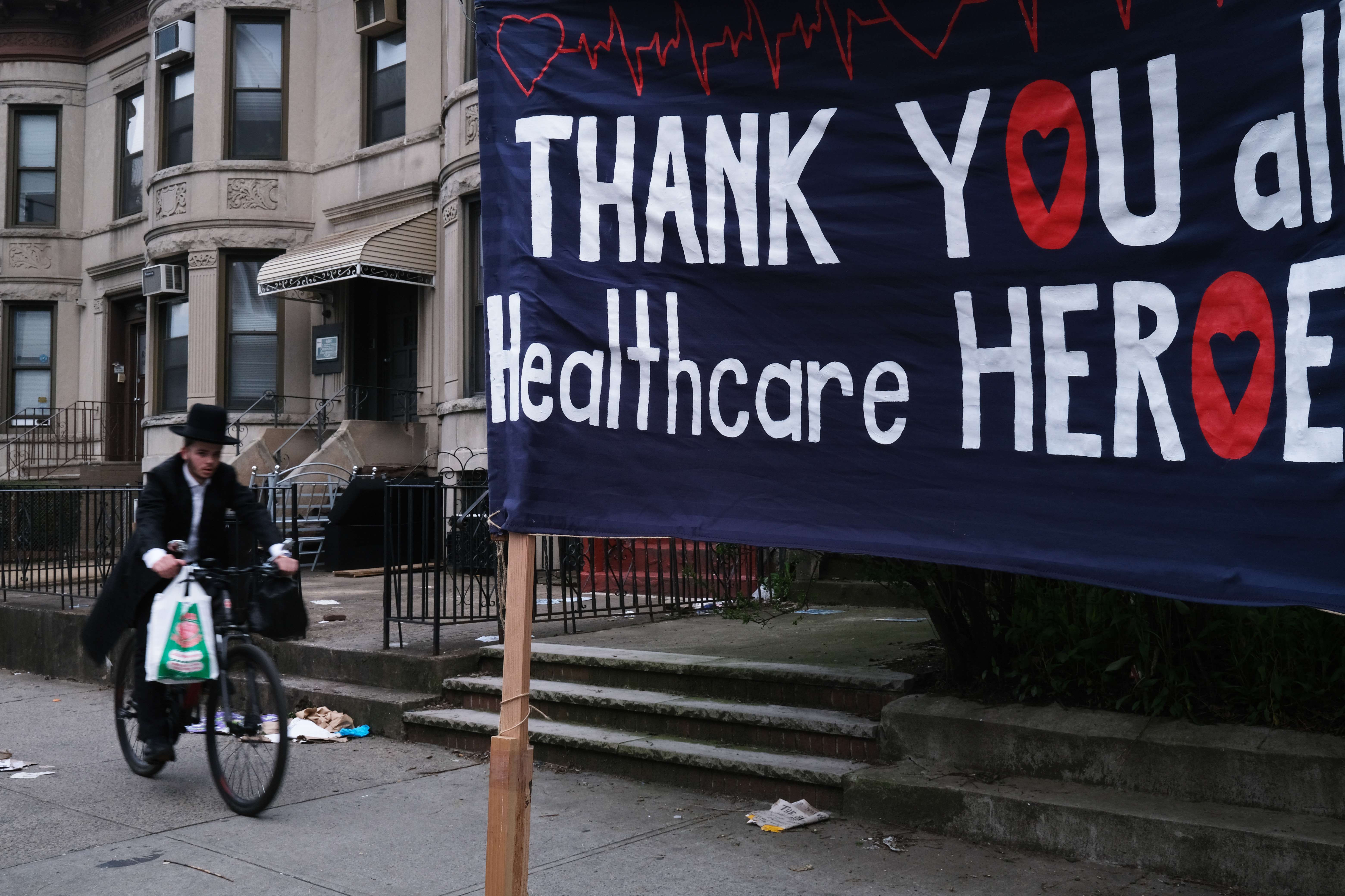 Sebuah tanda terima kasih kepada pekerja rumah sakit di luar rumah sakit khusus covid-19 di Brooklyn, New York, Selasa (14/4).