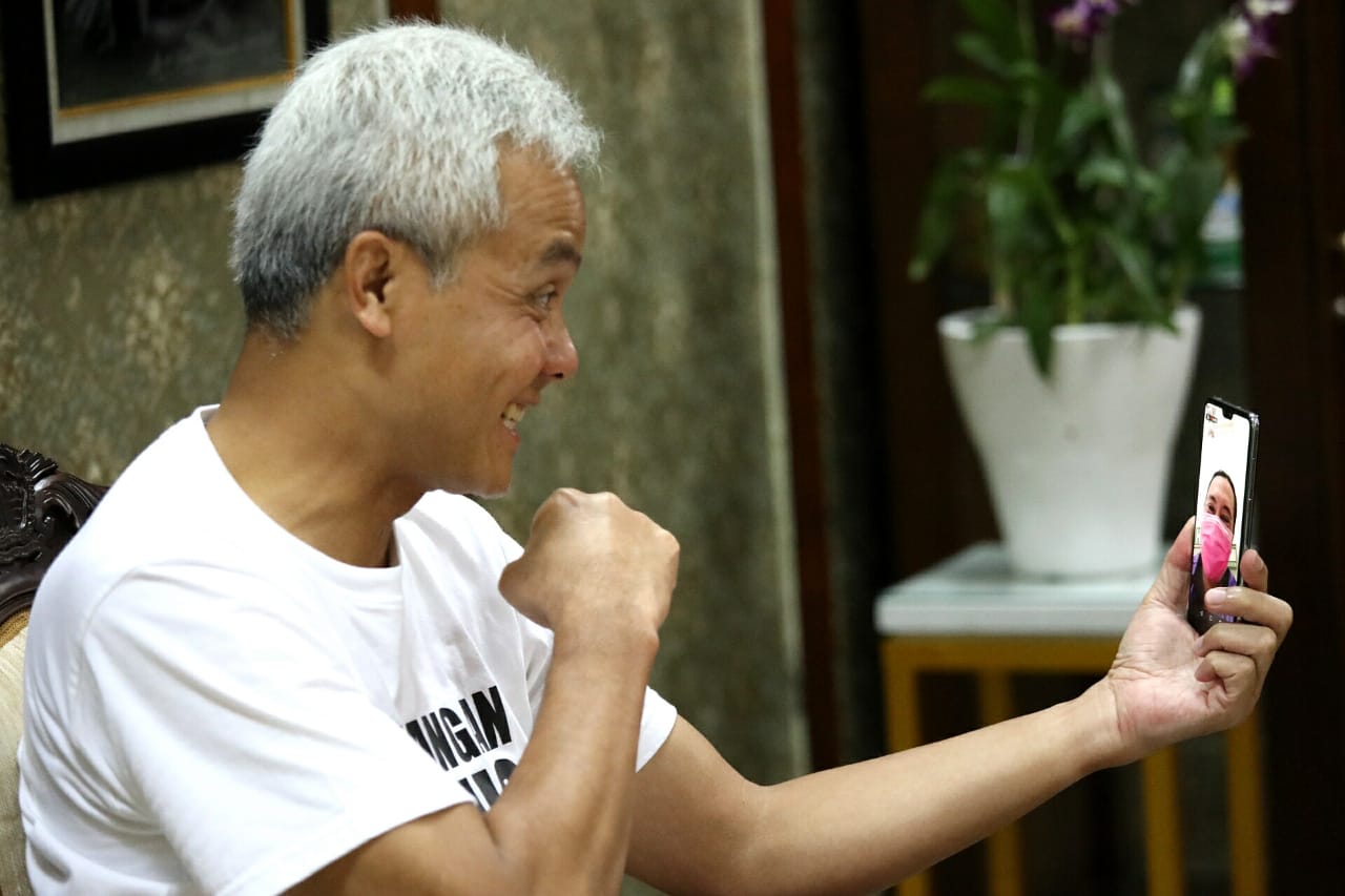 Ganjar Pranowo sedang menelepon pasien covid yang sembuh