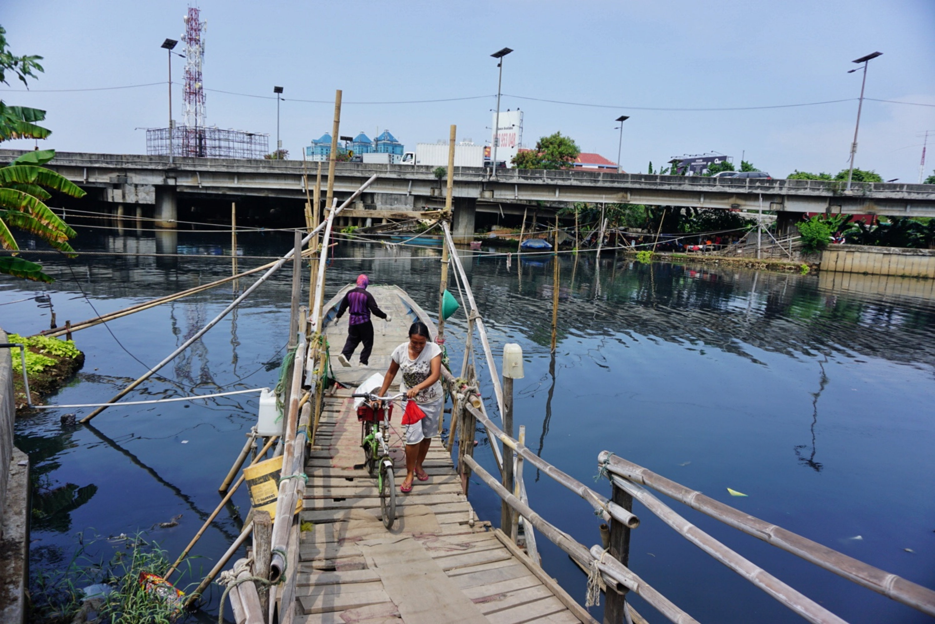 Sejumlah kendaraan menggunakan perahu getek menyebrangi Kali Cagak, Muara Karang, Jakarta Utara, beberapa waktu lalu.