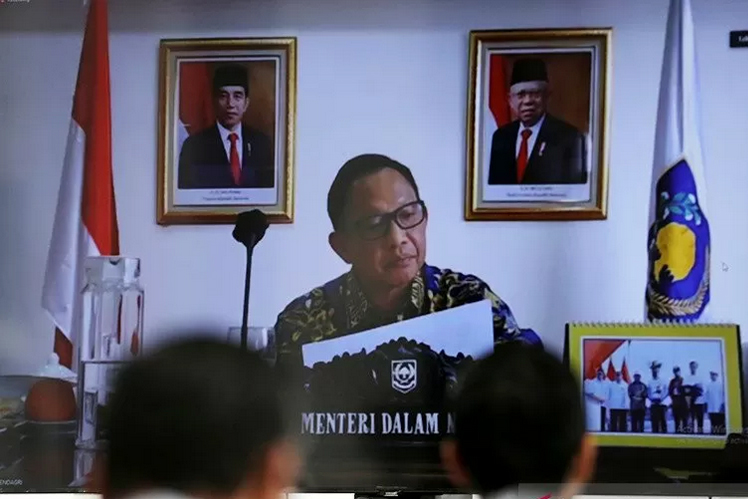 Mendagri Tito Karnavian saat video confrence di Pendopo Wali Kota Banda Aceh, Aceh, Jumat (17/4/2020). 