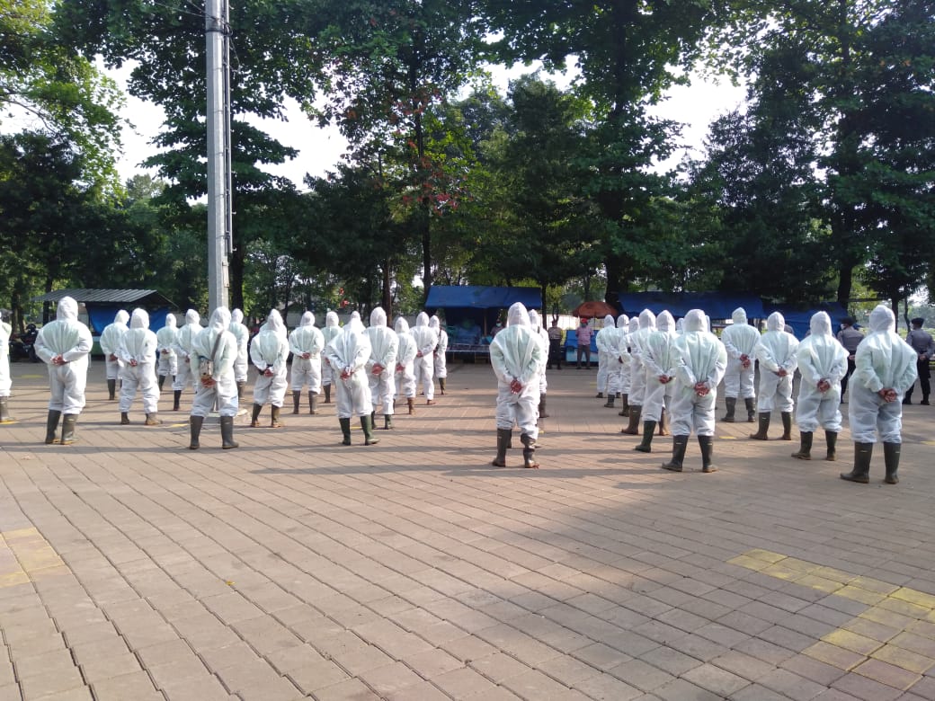 Petugas TPU Pondok Rangon saat melakukan apel, Kamis (9/4).