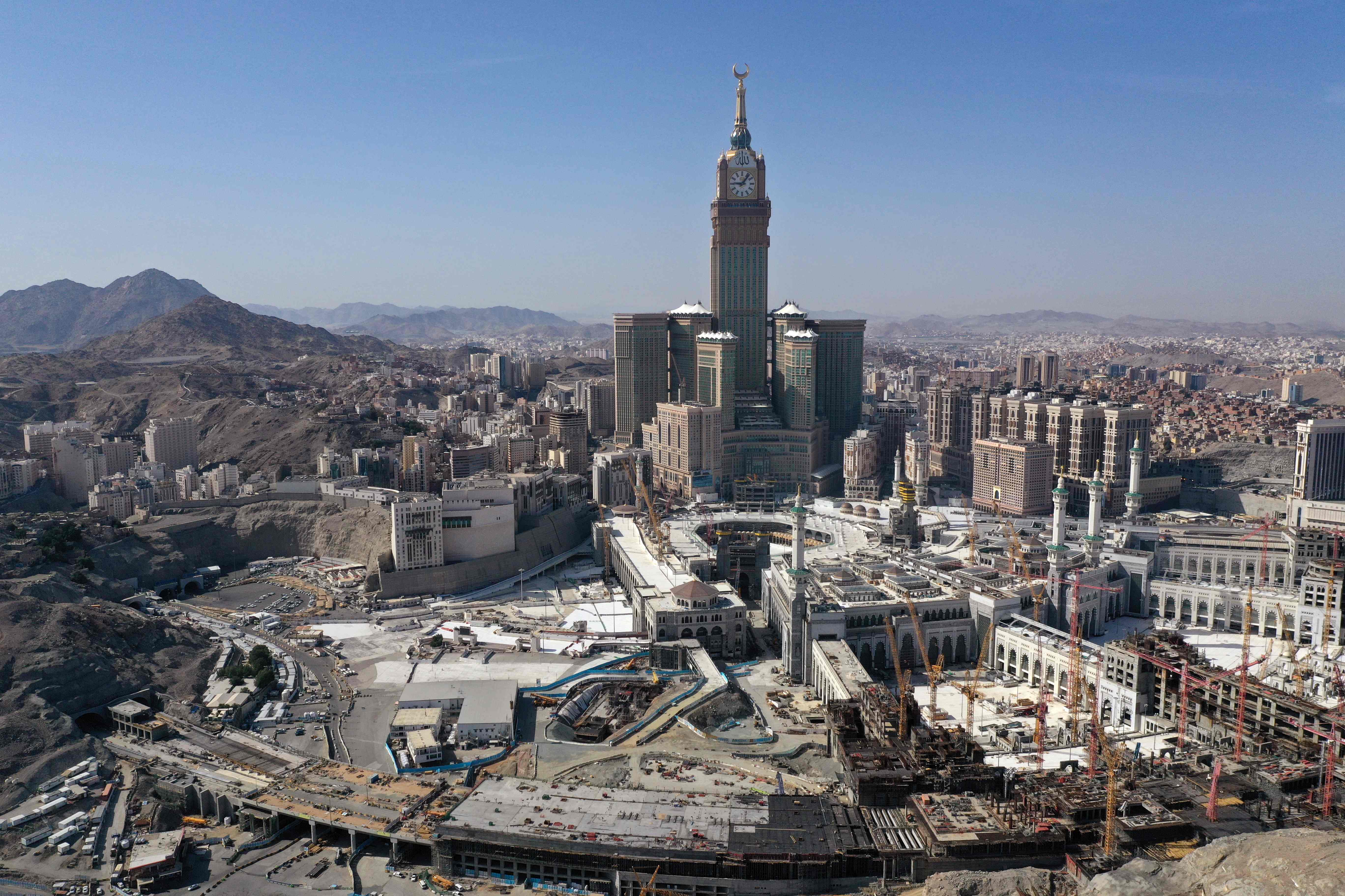 Foto udara menunjukkan Masjidil Haram dan Mecca Tower yang dikelilingi gurun.