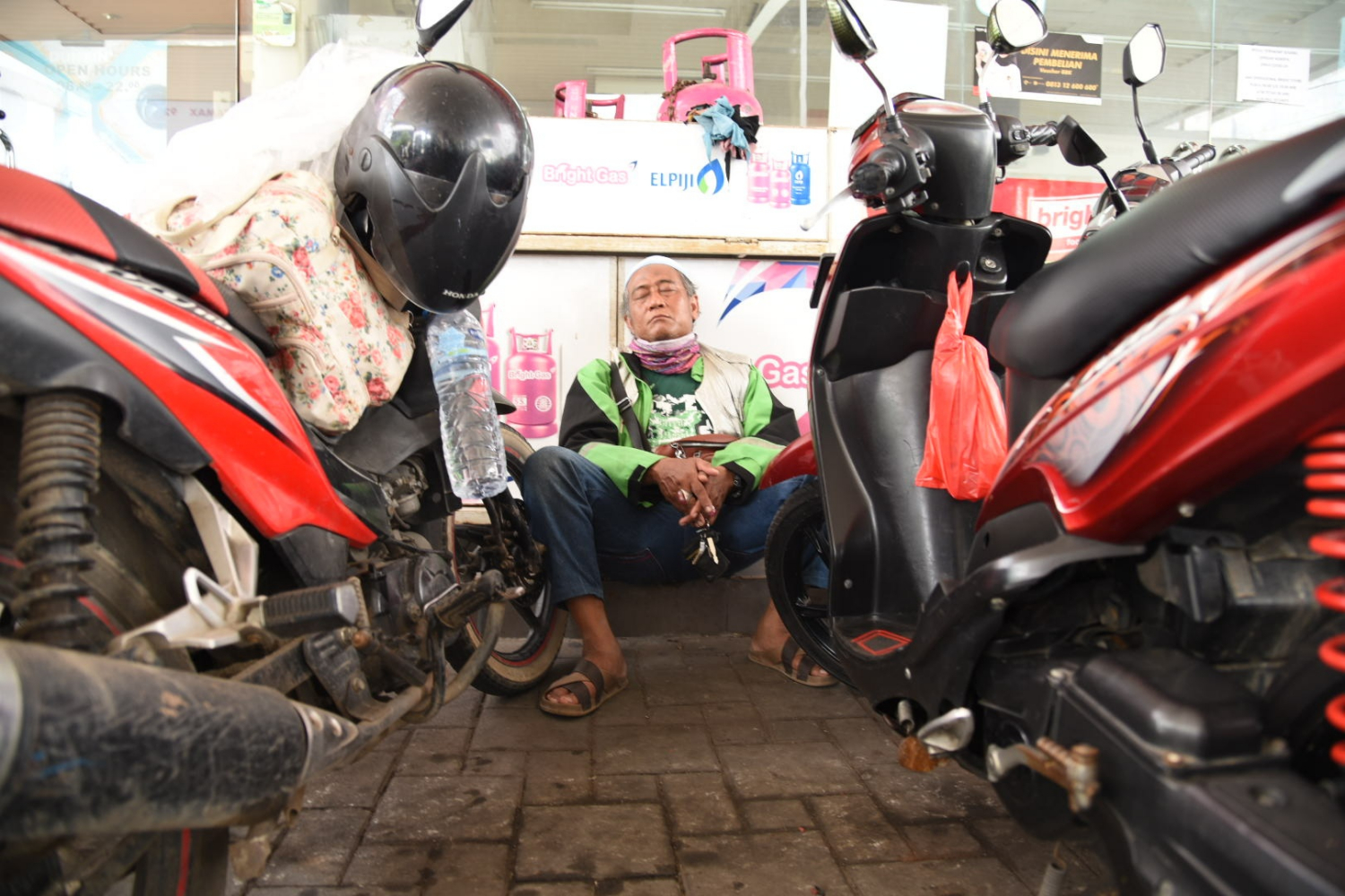 Pengemudi ojek daring (ojol) tertidur