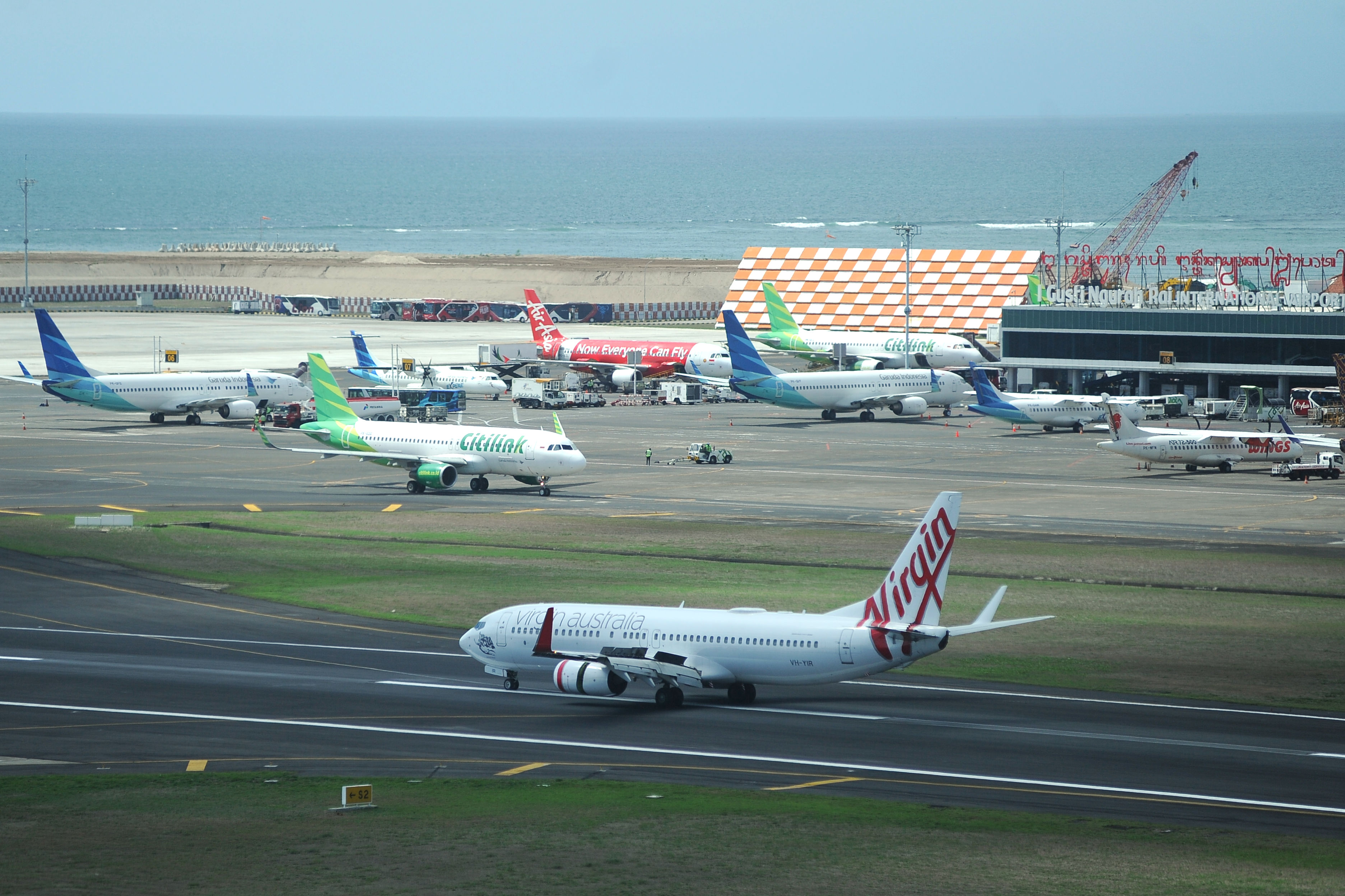 Sejumlah pesawat berada di apron dan landasan Bandara Internasional I Gusti Ngurah Rai, Bali.
