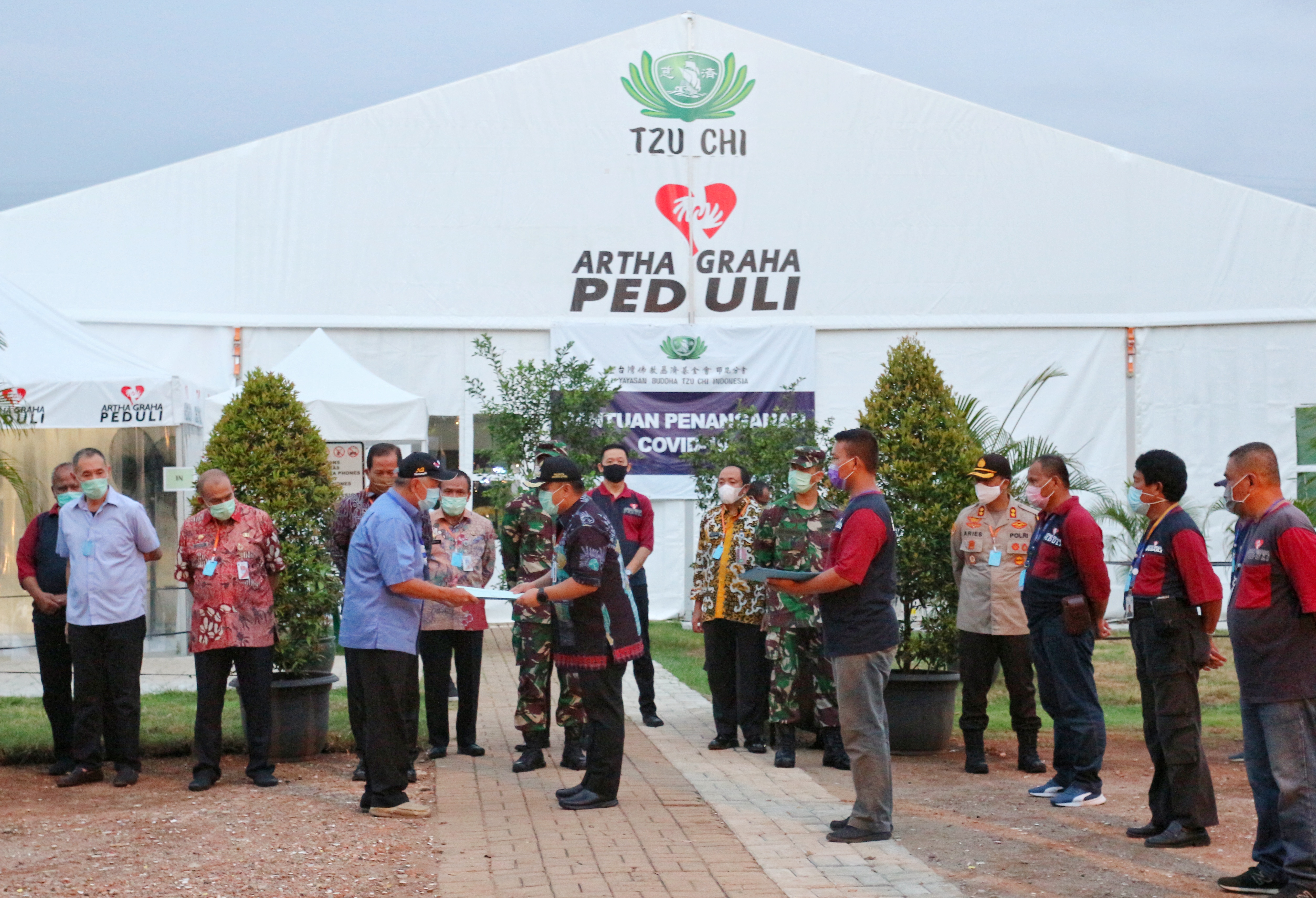 Wali Kota Jakarta Utara Sigit Wijatmoko menyerahkan surat rekomendasi Rumkitlap AGP kepada Pendiri Artha Graha Peduli Tomy Winata