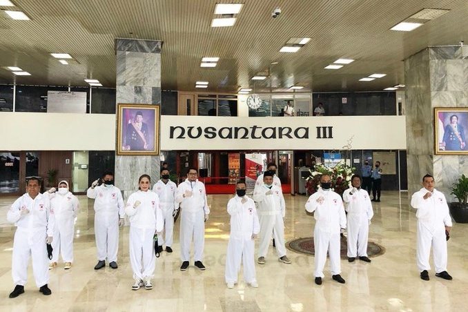 Anggota DPR mengenakan cover all suit APD