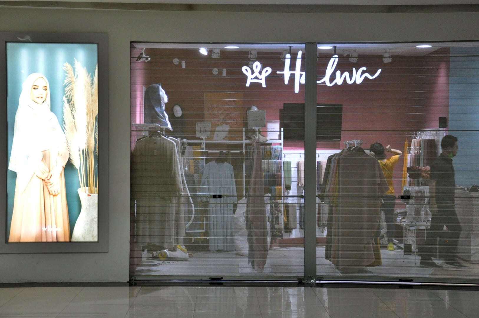 Pekerja menutup gerai di pusat perbelanjaan Plaza Medan Fair di Medan, Sumatra Utara.