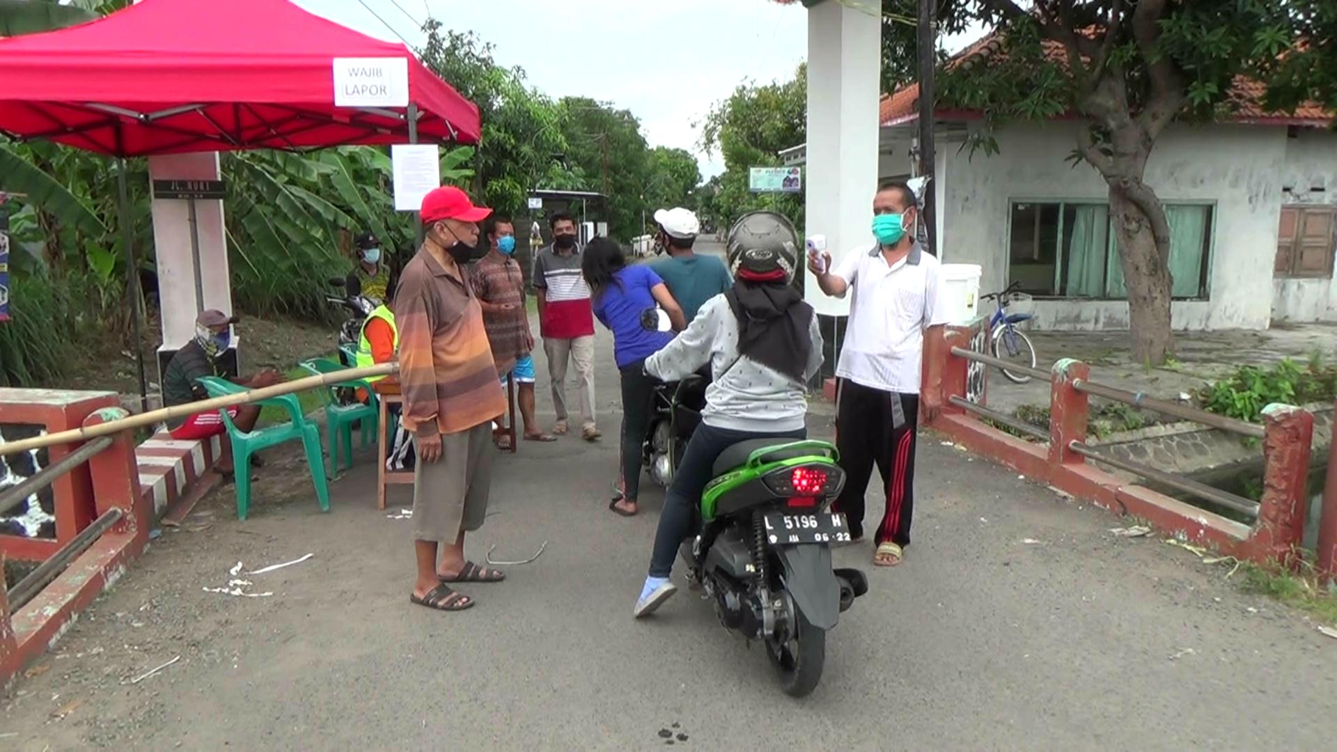 Warga Desa Punggul Kecamatan Gedangan, Sidoarjo, Jawa Timur swadaya mendirikan pos pemeriksaan kesehatan.