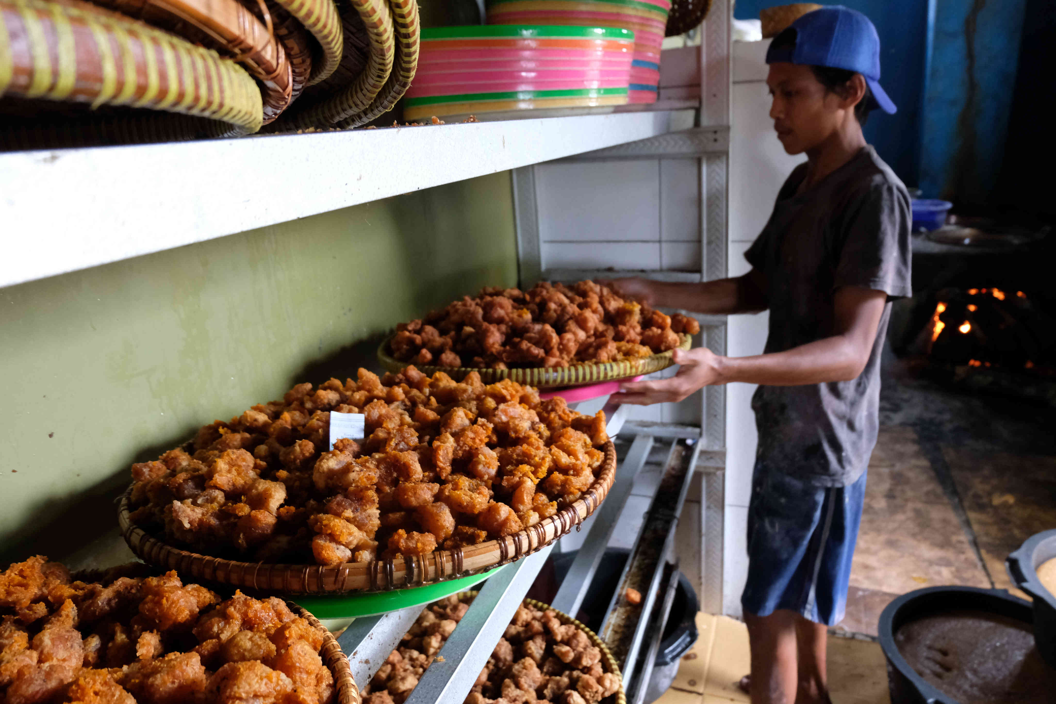 Industri pembuatan makanan ringan Desa Karangturi, Sumbang, Banyumas, Jawa Tengah, Rabu (12/2/2020).
