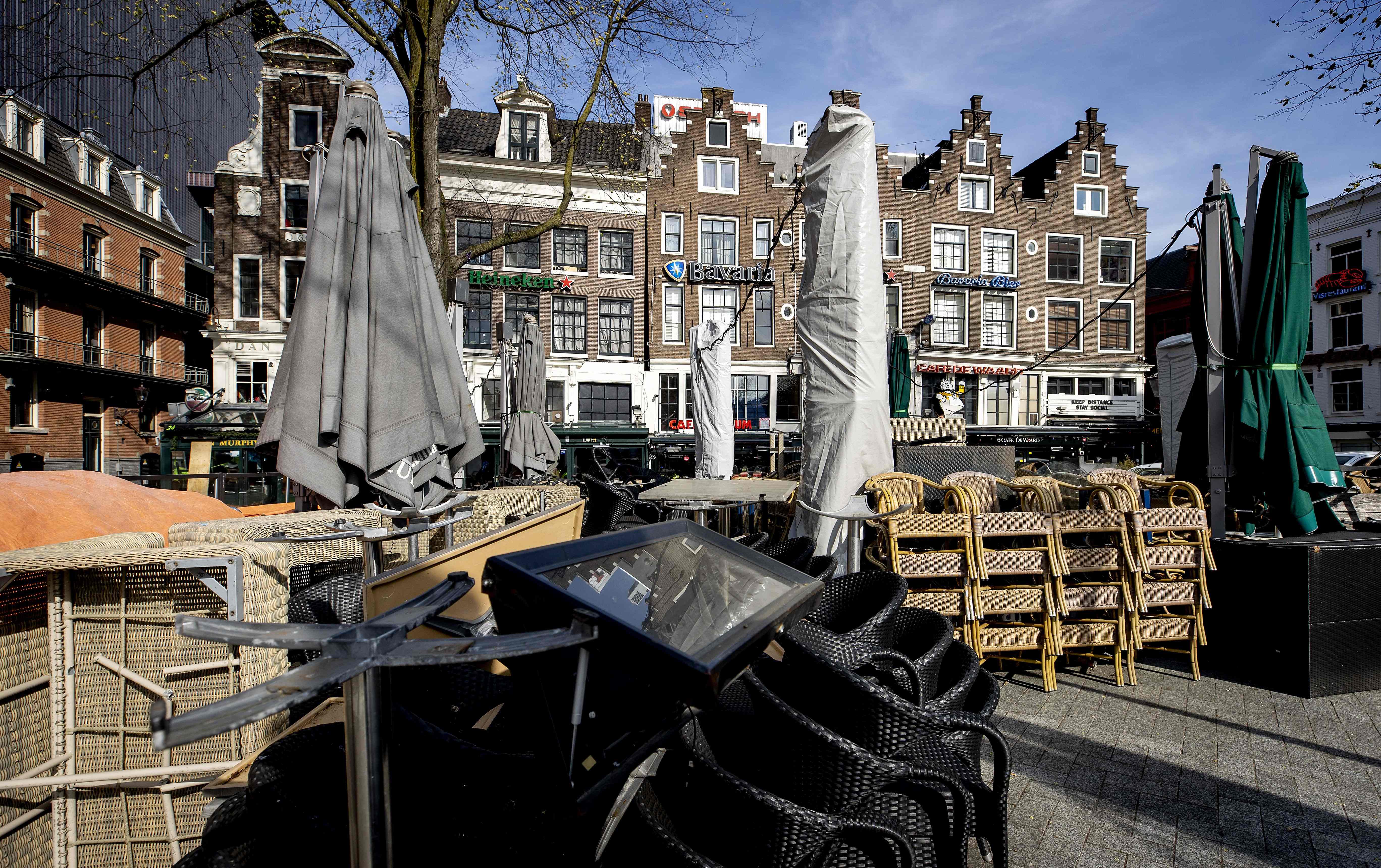 Kursi-kursi ditumpuk karena kafe di Leidseplein Amsterdam ditutp gara-gara covid-19 (16/4/2020)
