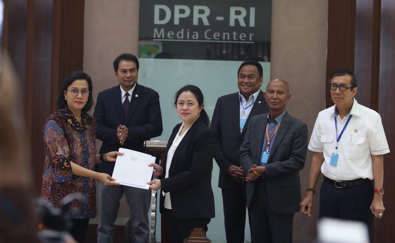 Menkeu Sri Mulyani (kiri) dan Ketua DPR RI Puan Maharani (ketiga dari kiri).