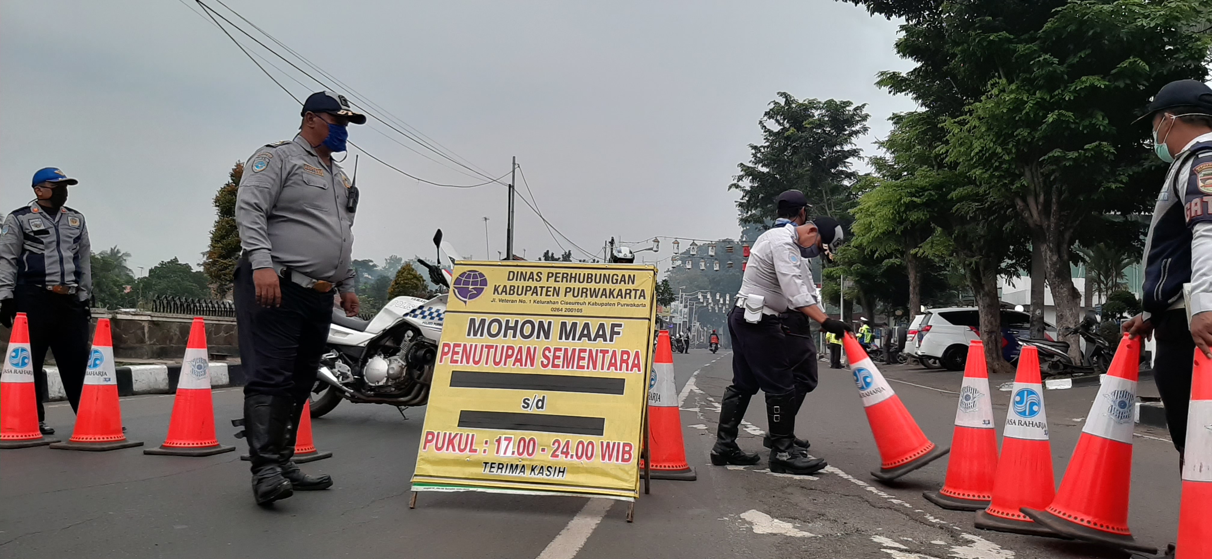 Petugas Gabungan melakukan penutupan sementara sejumlah jalan protokol di Purwakarta, Jawa Barat guna pencegahan Covid 19.