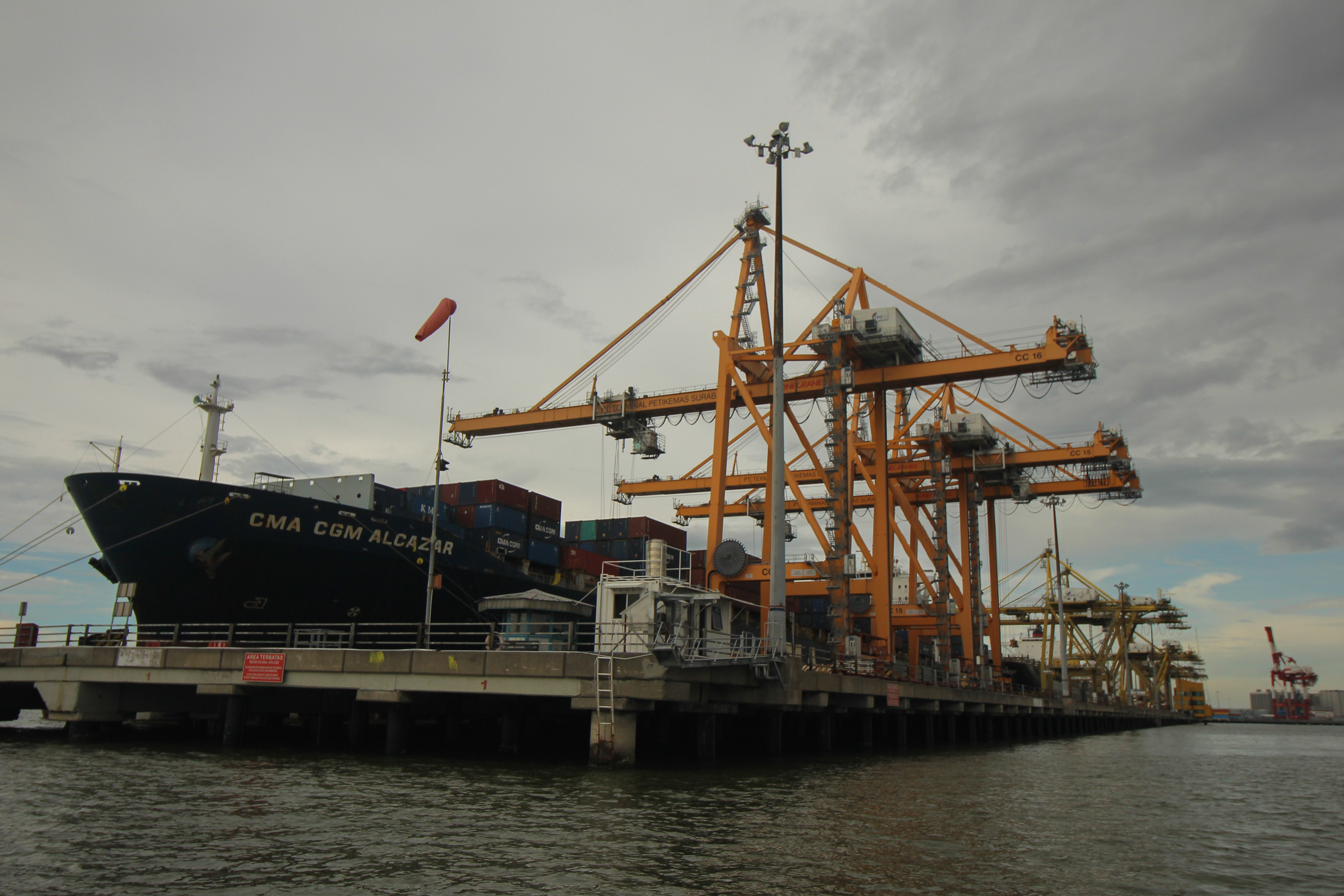 Suasana bongkar muat peti kemas di PT Terminal Petikemas Surabaya, Jawa Timur, Jumat (17/4).