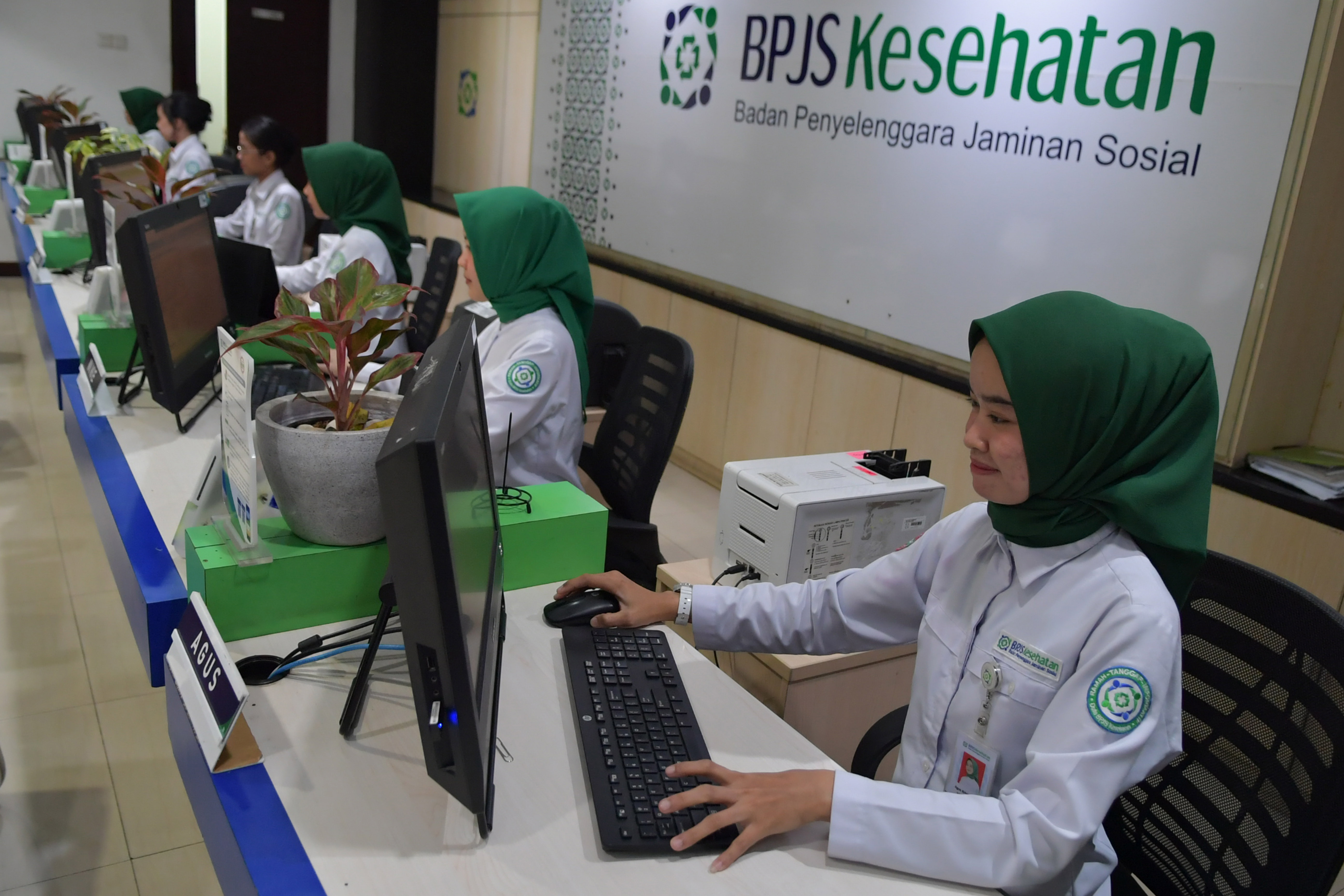 Petugas memasukkan data pelayanan di Kantor Pelayanan Kantor Badan Penyelenggara Jaminan Sosial (BPJS) Kesehatan Jakarta Pusat.