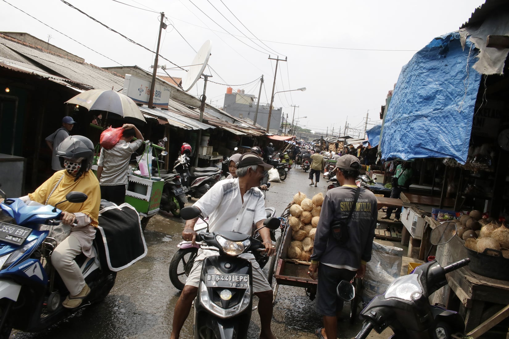 Suasana aktivitas di Pasar Kemiri muka, Beji, Depok, Jawa Barat, beberapa waktu lalu.