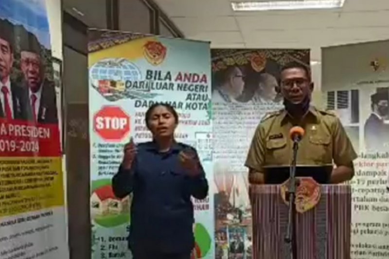 Kepala Bappelitbangda Provinsi Nusa Tenggara Timur, Lecy Koli, (kanan) saat memberikan keterangan terkait penanganan dampak Covid-19.