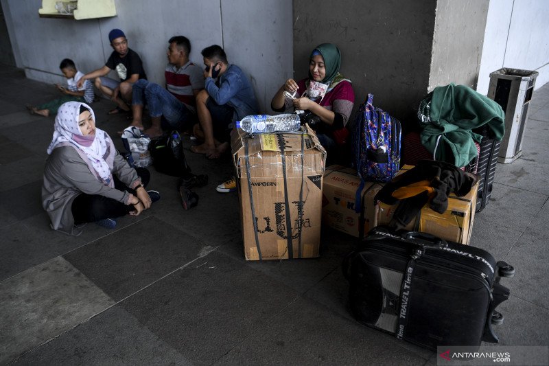 Calon penumpang bus antar kota antar provinsi (AKAP) telantar di Terminal Pulo Gebang, Jakarta, Jumat (24/4).