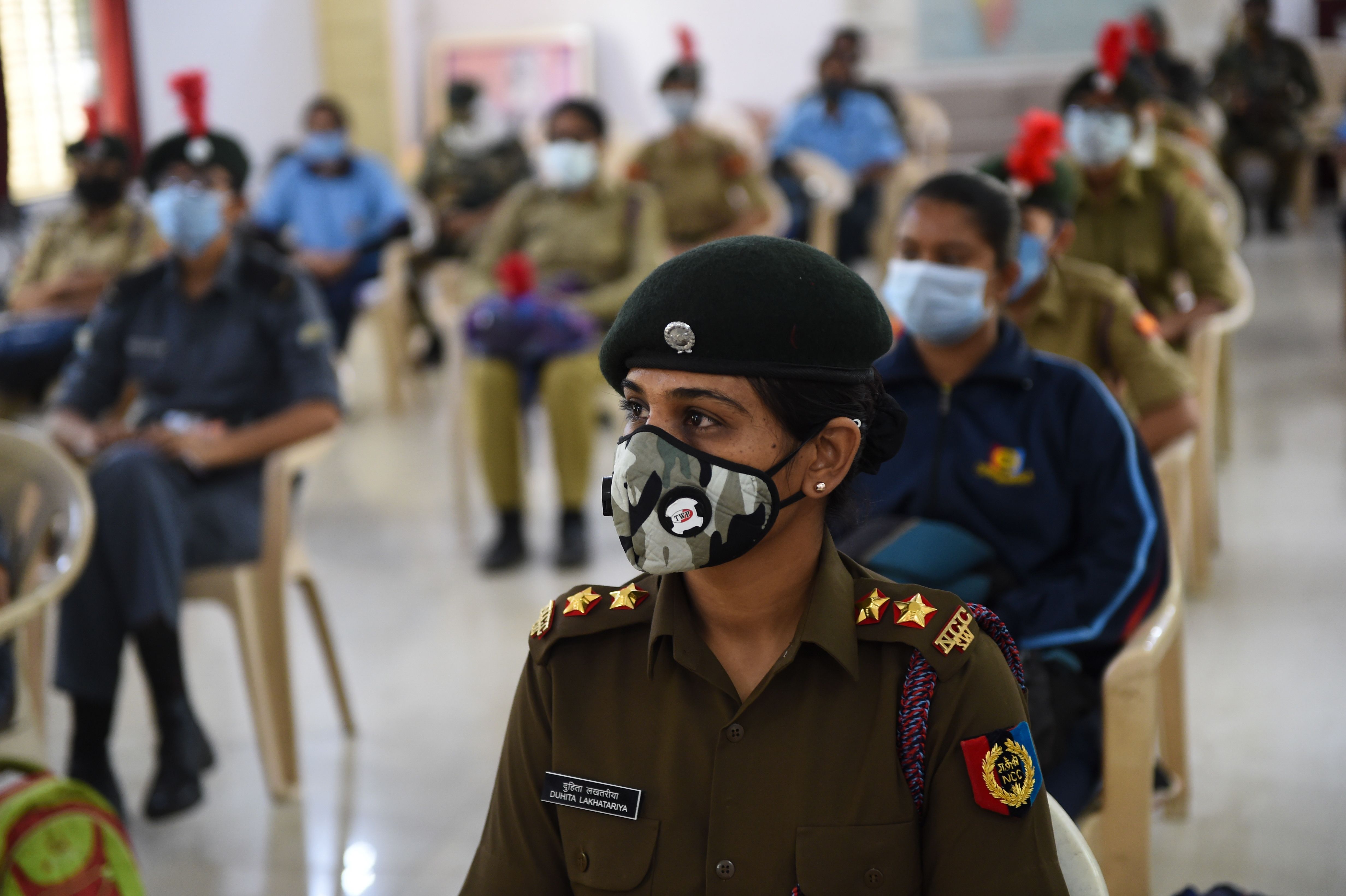 Personel militer India menjalani pelatihan untuk membantu kerja administasi selama masa lockdown di Ahmedabad.