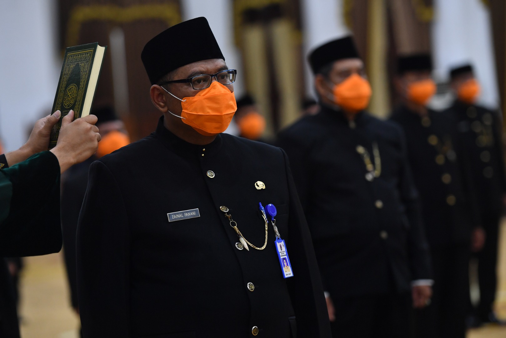 Dengan memakai masker, sejumlah ASN eselon III dan IV mengikuti pengambilan sumpah jabatan di Surabaya, Jawa Timur.