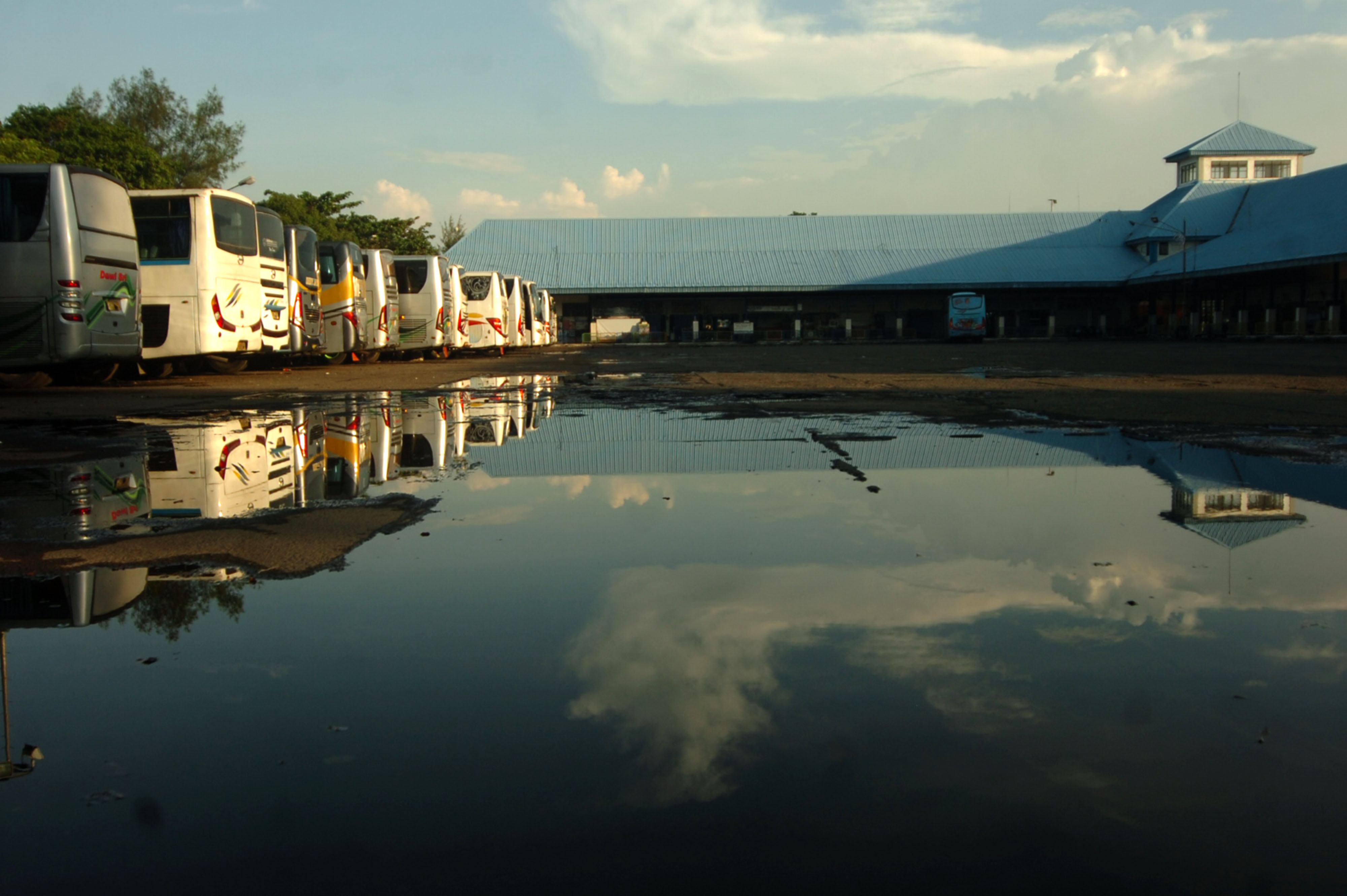 Bus terparkir di terminas Bus Tegal yang lengang akibat larangan mudik dari pemerintah