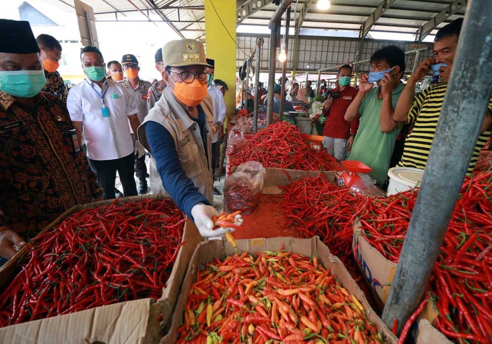  Gubernur Jambi mendengar keluhan pedagang cabai di Pasar Induk Angso Duo yang sepi pembeli, Kamis (2/4).