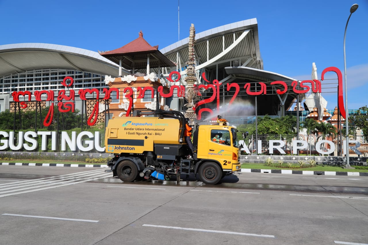 Penyemprotan disinfektan di lingkungan Bandara I Gusti Ngurah Rai Bali, Jumat (3/4).