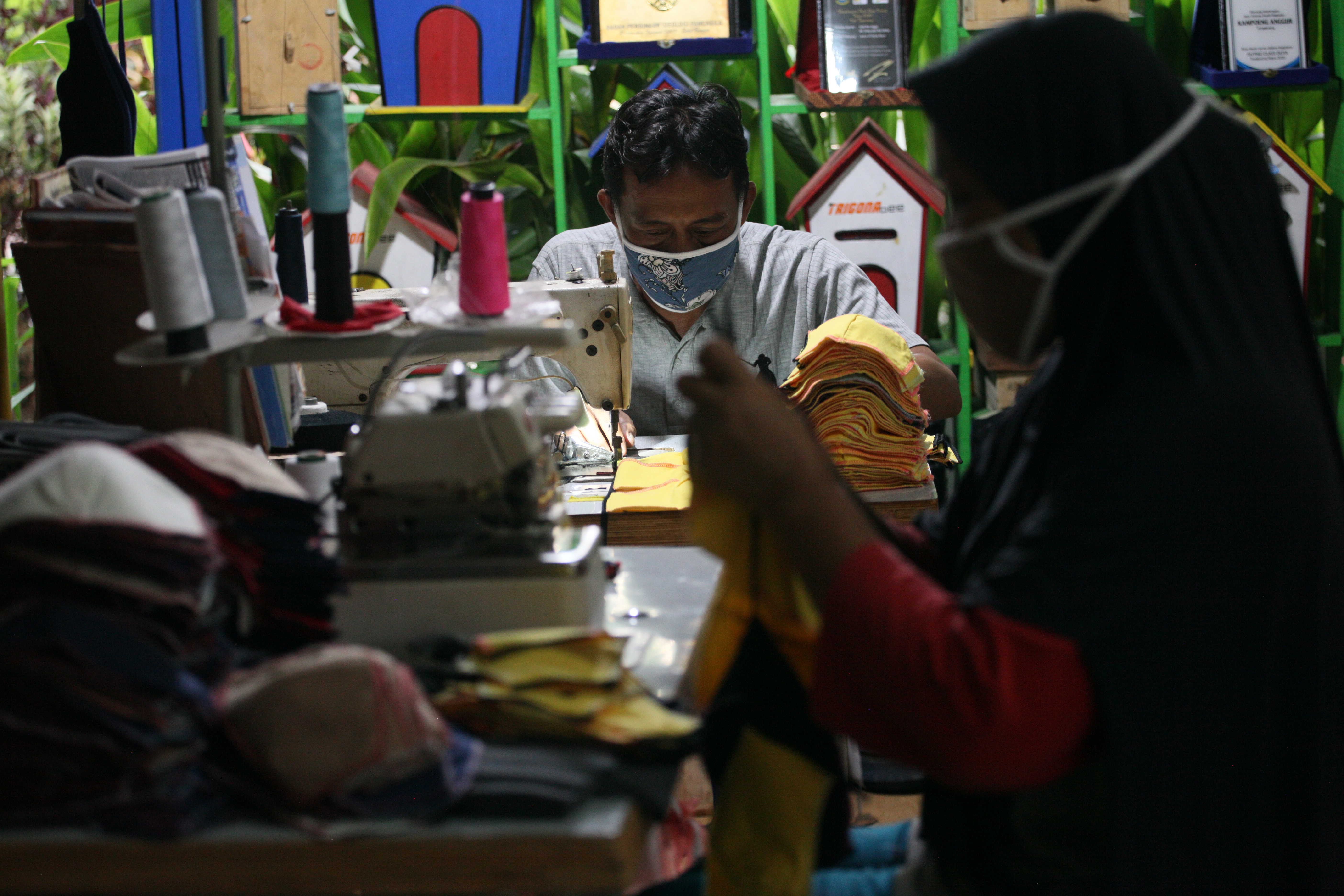 Warga membuat masker kain di Kampoeng Anggur, Tangerang, Banten, Senin (6/4/2020).
