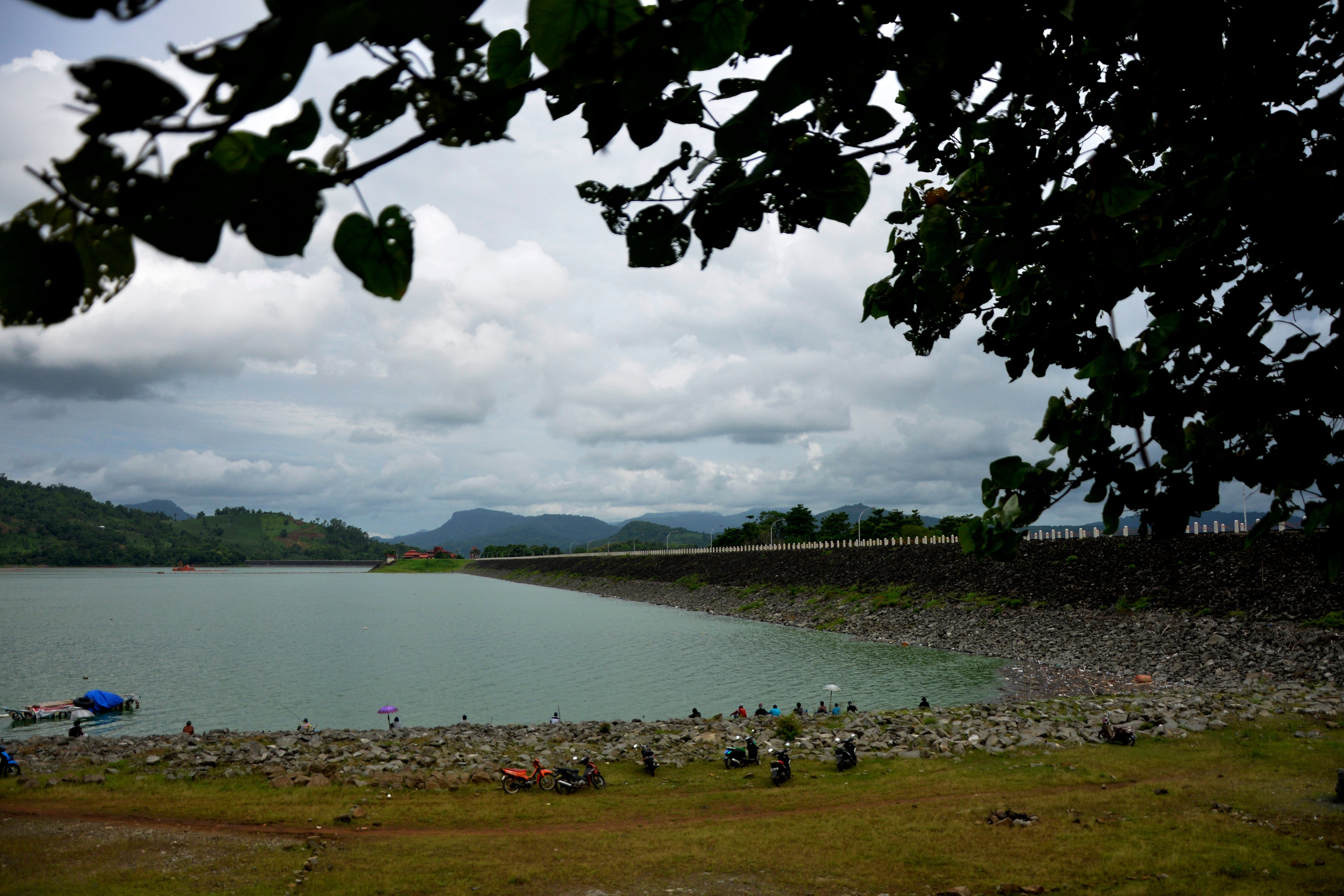 Sejumlah warga memancing ikan di area Bendungan Bili-bili, Kabupaten Gowa, Sulawesi Selatan, Minggu (23/2).