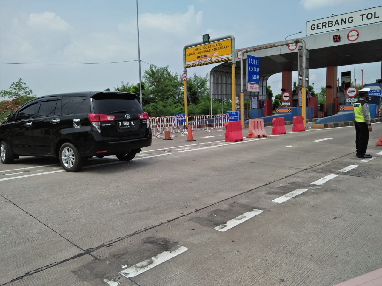 Antisipasi Lolosnya Kendaraan Pemudik, Tol Pejagan Arah Semarang Ditutup untuk kendaraan pribadi, bus dan travel. 