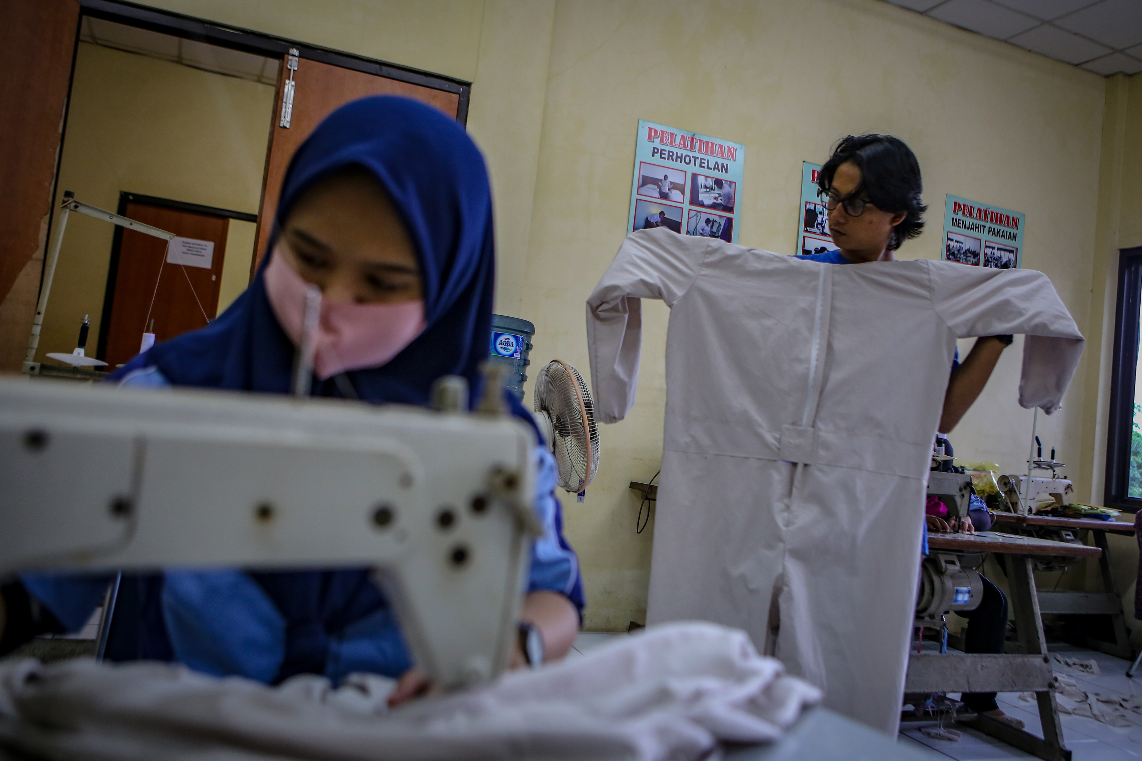 Pekerja memproduksi pakaian alat pelindung diri (APD) tenaga medis di Balai Latihan Kerja, Kota Tangerang, Banten, Jumat (3/4/2020).