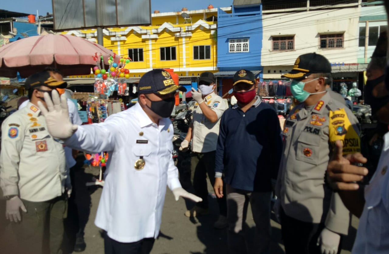 Gubernur  Provinsi Kepulauan Bangka Belitung  Erzaldi Rosman Djohan mengunjungi Pasar Pagi Pangkalpinang, Rabu (22/4/2020).