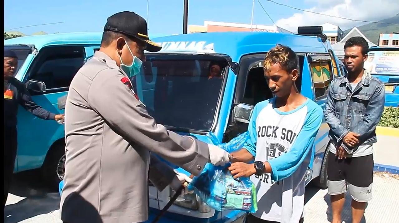 Kapolda Maluku Utara, Brigjen Pol Rikhwanto Meberikan bantuan sembako kepada salah satu Sopir Angkot