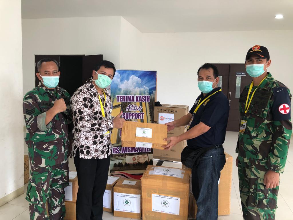 Bantuan berupa APD untuk tenaga medis di Wisma Atlet Kemayoran