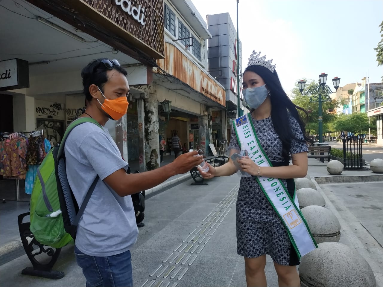 Miss Earth DIY membagikan masker dan hand sanitizer kepada warga di Jalan Malioboro, Rabu (22/4/2020). 