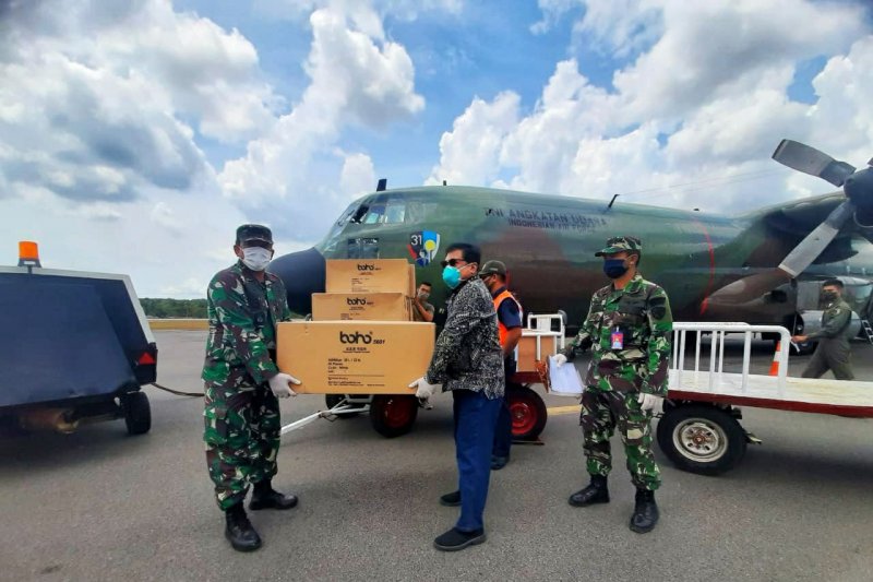 Danlanud RHF Kolonel Pnb Andi Wijanarko saat serahterima bantuan APD kepada Kepala Dinas Kesehatan Provinsi Kepri Tjetjep Yudiana.