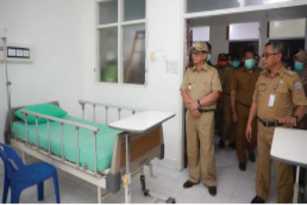 Gubernur Kaltara H Irianto Lambrie saat meninjau kesiapan ruang isolasi di RSUD Tarakan bulan lalu.
