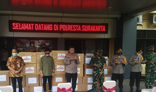 Kapolda Jateng dan Gibran Rakabuming Raka membagikan alat pelindung diri untuk tenaga medis di 11 RS di Solo Raya, Selasa (28/4/2020).